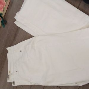 Jeanstar white jeans, like new, small stain and manufacturing flaw